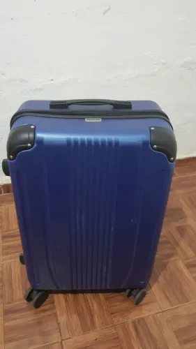 MALA AZUL DE 23 KG - RODAS 360 GRAU ° - MATERIAL RESISTENTE - QUASE NOVA 