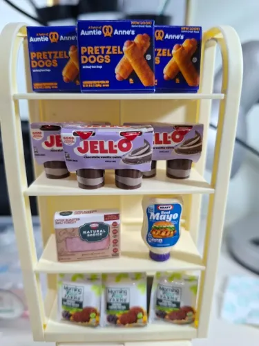 Miniatura mini brands fill the fridge