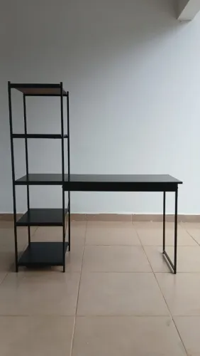 Escrivaninha com estante lateral 
