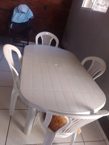 Mesa de plástico com 4 cadeiras