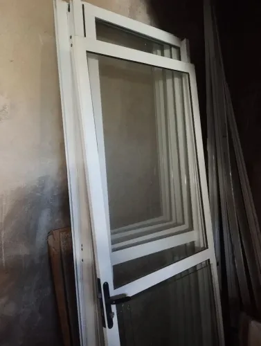 Porta de vidro com fechadura para utilização em áreas e fechamento internos.s