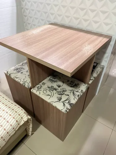 Conjunto de Mesa e 4 Banquetas