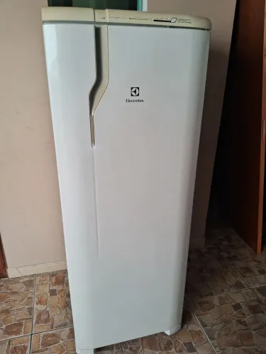 Vendo geladeira electrolux frost free