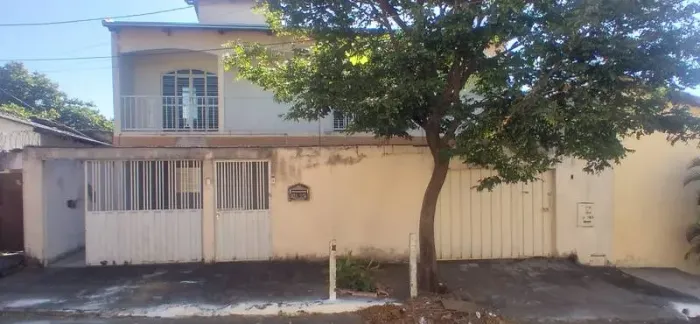 VENDE - SE, UM SOBRADO NO SETOR CAMPINAS, EM GOIÂNIA.