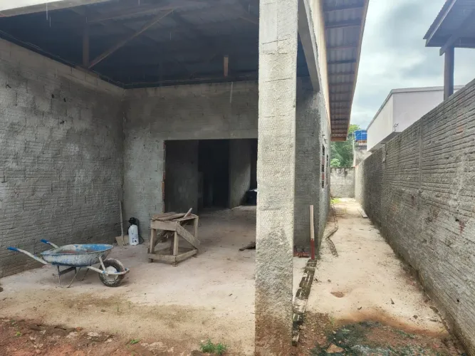 Terreno, já com a estrutura da casa levantada