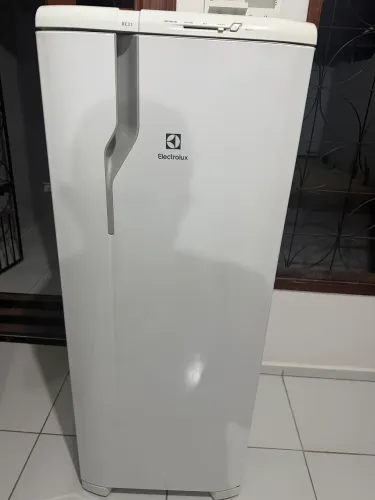 Geladeira Electrolux 240L RE31 BCO 220