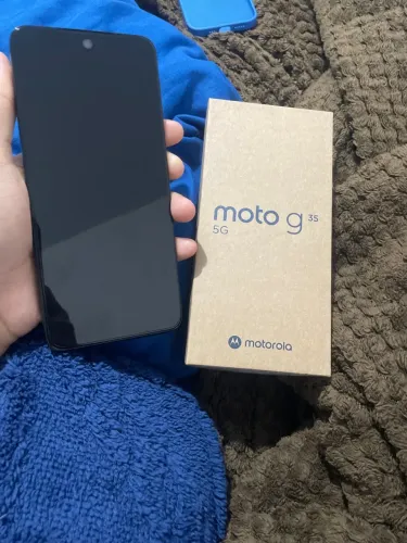 Moto G35 5G acompanha caixa e carregador original.