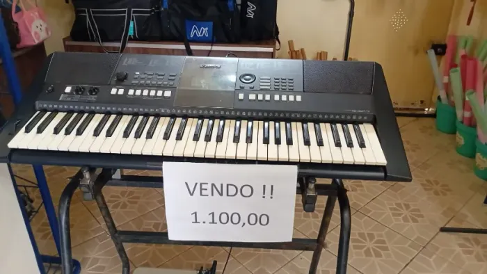 Vendo teclado YAMAHA PSR E423  OBS: algumas teclas falhando