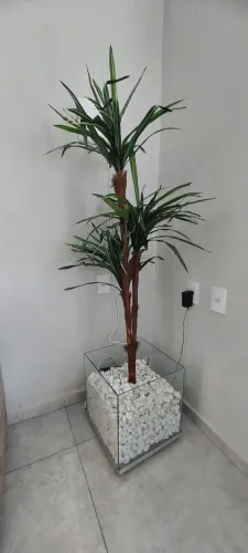 Cachepó com pedras ornamentais e planta rafi artificial