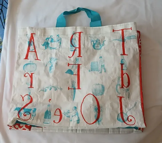 BOLSA TRADER JOE'S - REUTILIZÁVEL (COM ESTAMPAS DE ALIMENTOS E LETRAS VERMELHAS.)