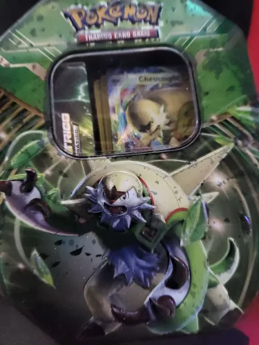 Lata Pokémon TCG Chesnaught Original Verde