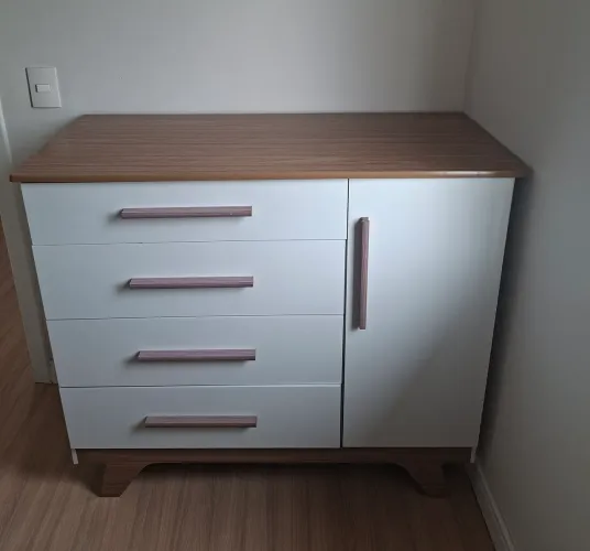 Cômoda branca com amadeirado 4 gavetas e 1 porta