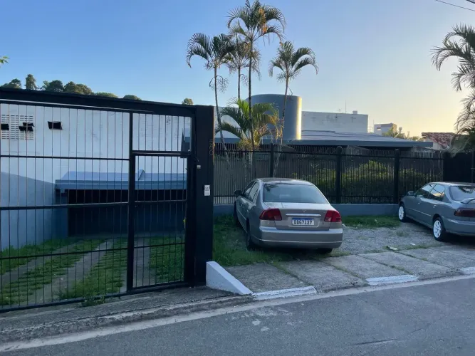 VENDE/ALUGA-SE CASA PARA FINS COMERCIAIS - R$ 7.500,00
