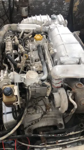 *Parelha com 2 MerCruiser cumins QSD 2.8 220 HP Diesel Branco c/ Rabetas bravo*