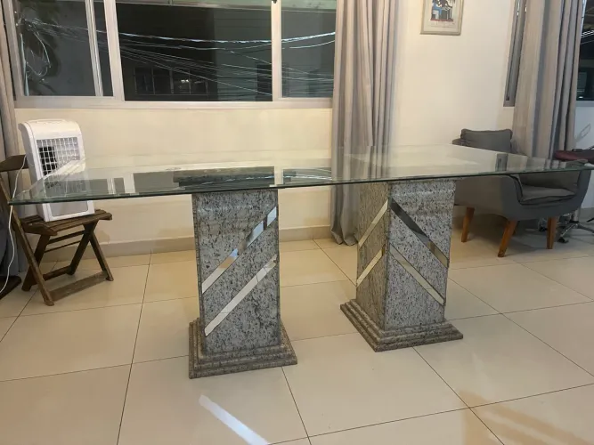 Mesa com pé de granito 