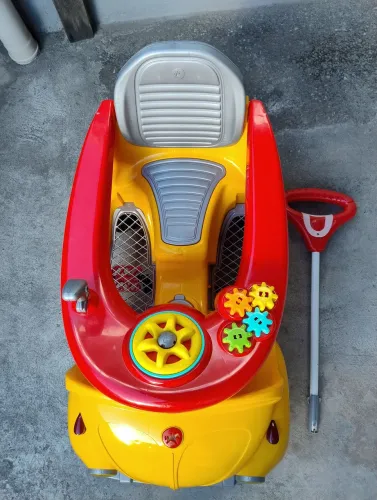 Carrinho de passeio infantil a pedal 2 em 1 marca Calesita