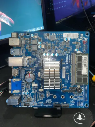 Placa-mãe integrada: Trata-se de uma placa-mãe PCWARE IPX4020E