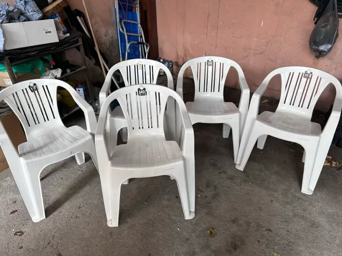 Cadeiras plásticas 