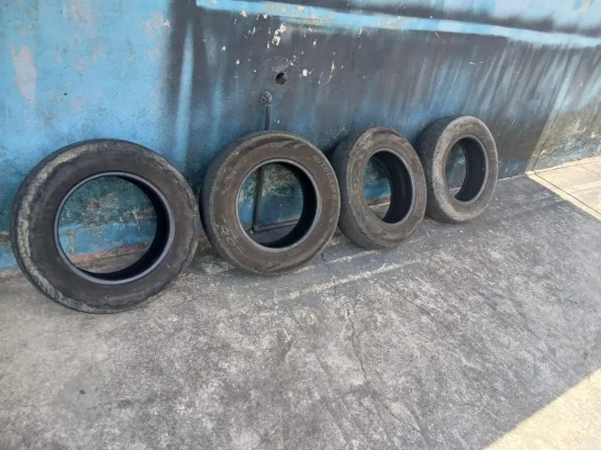 Vende se esses 4 pneus