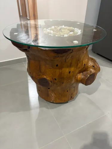 Mesa de centro artesanal em tronco maciço de Pinheiro com tampo de vidro.
