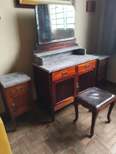 Móveis de quarto antigos - penteadeira e dois criados mudos.