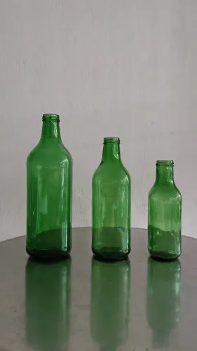 Garrafas de vidro de suco de uva integral