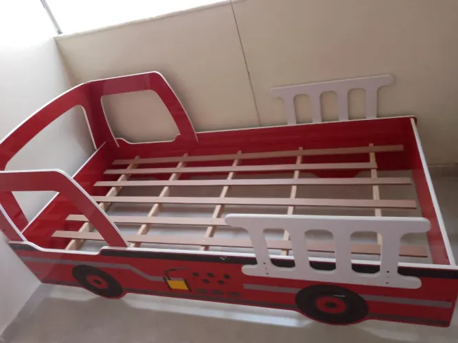 Cama infantil, carro de bombeiro.