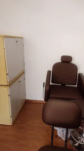 Macas, poltronas de cabeleireiro, espelhos com prateleiras, esmalteiras.