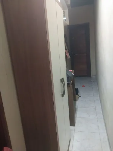 Armário multiuso com cinco prateleiras