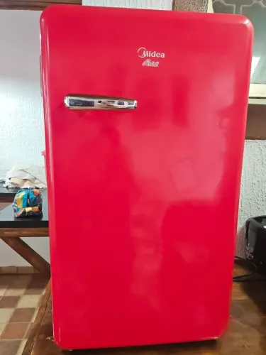 Frigobar Midea retrô vermelho