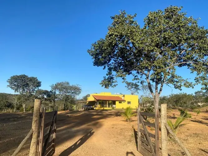 Sitio 10.000 m², com casa e terreno plano com diversas arvores frutíferas e lago de peixes
