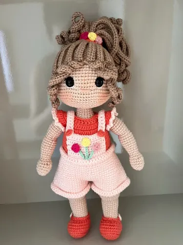 Boneca em crochê 