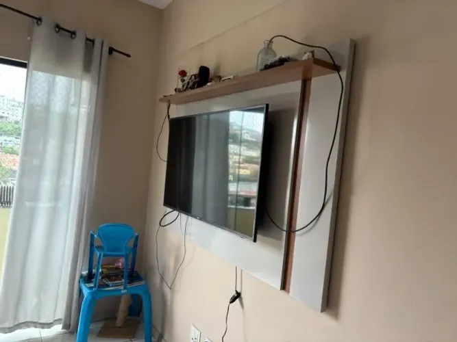 SOFÁ E PAINEL DE TELEVISÃO