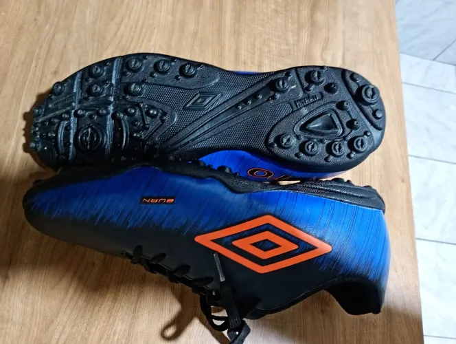 Chuteira Umbro Burn, número 40 "nova"