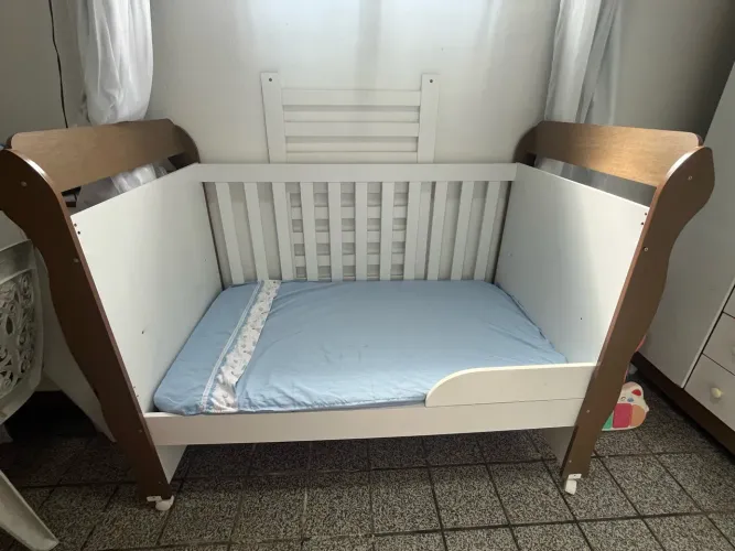 BERÇO INFANTIL COM COLCHÃO, MOSQUITEIRO E LENÇÓIS
