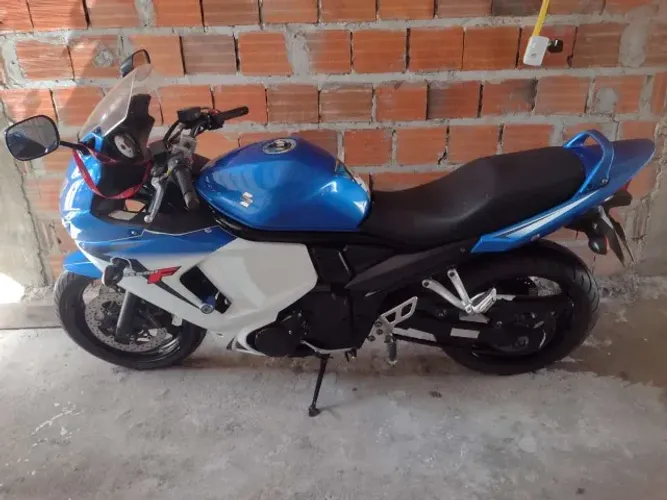 Moto Suzuki GSX650F Conservada e pouco rodada
