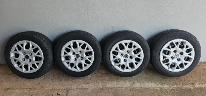 Rodas 14 furacão 4x108 Ford Citroën Peugeot com pneus Pirelli P1