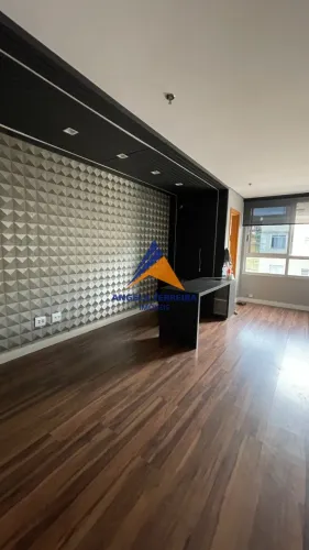 Vendo excelente sala comercial com uma vaga de garagem coberta, e portaria física no bairr