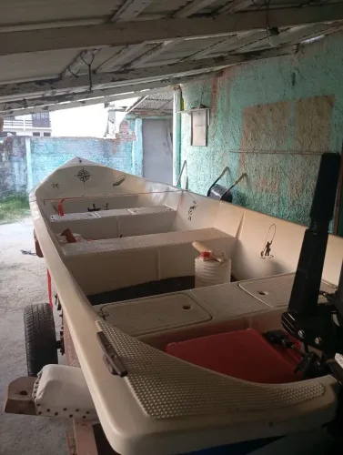 Vendo ou troco  lancha com motor 