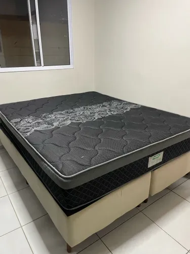 Cama Queen com base 