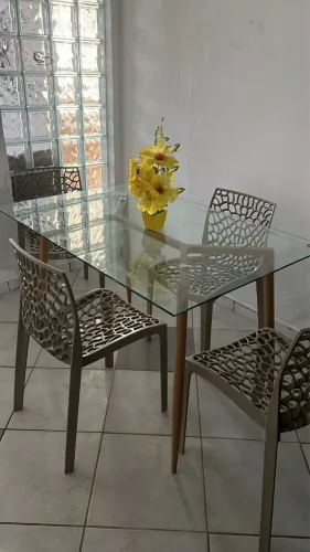 Vendo mesa de vidro com quatro cadeiras por 1mil pra vir buscar no local 