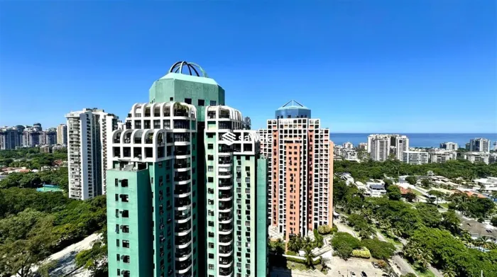 Oportunidade de morar em um Apartamento Duplex com 210m² com vista mar.