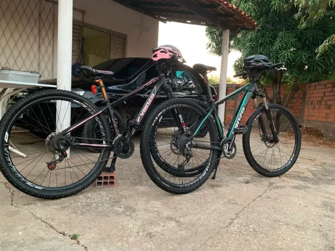 2 Bicicletas Venzo Aro 29 + 2 Shorts em Gel + 2 Capacetes + 2 Suportes para Parede