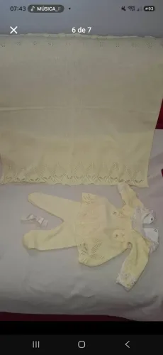 Saída de maternidade amarela menina