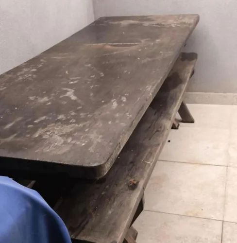 Mesa de madeira rustica com 2 bancos