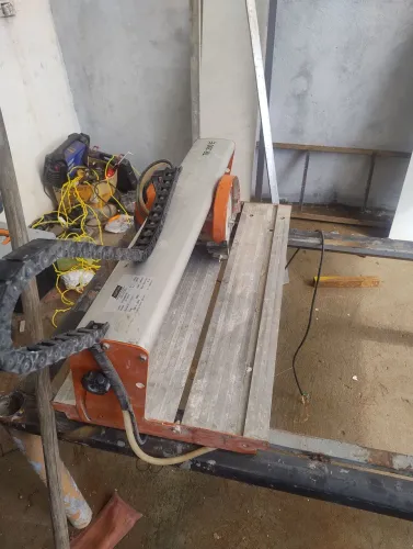Máquina de cortar piso granito com regulagem 45° obs 220 vts