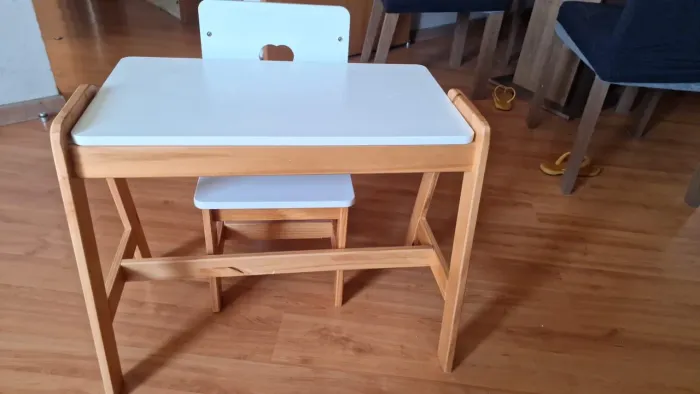 Mesa e cadeira infantil.