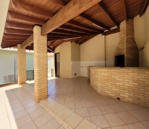Casa á venda com 3 quartos, 4 banheiros, 6 vagas e 410m² por R$ 950.000