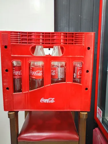 Caixa com vasilhame Coca Cola 1 litro