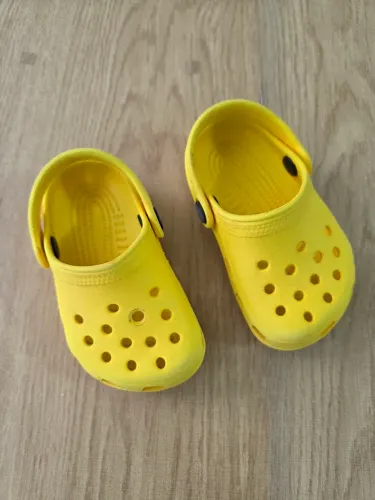 babuche crocs amarelo 20/21